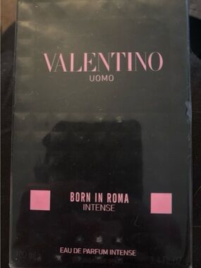 Valentino Uomo Born in Roma Intense Eau de Parfum - Black with Pink Accents